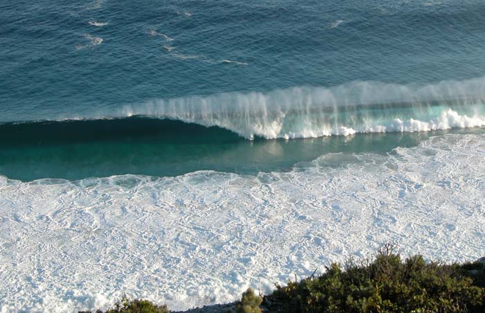 Spectacular surf below Hidden Valley with an offshore wind prevailing