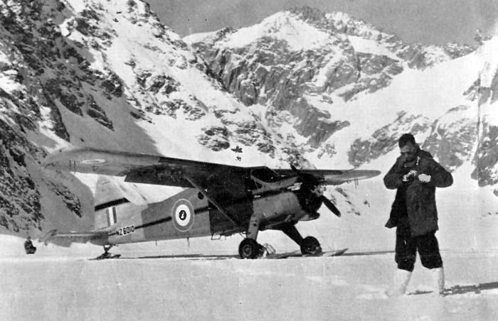 Upper Tasman Glacier 1959: The Beaver waiting for the next ski training flight.
