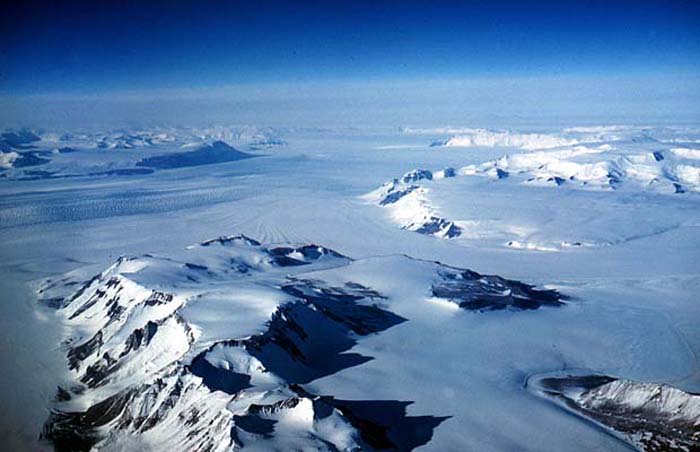 Flying north along the Beardmore Glacier. Sir Robert Falcon Scott's route to the Pole in 1912