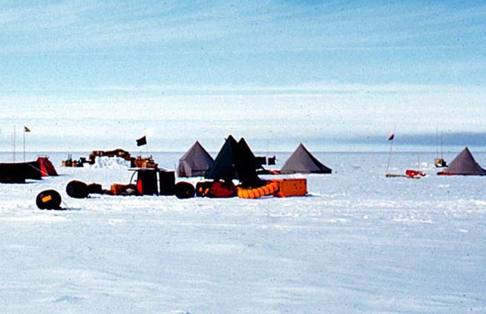 The tent sites and aircraft support equipment at Beardmore Base.