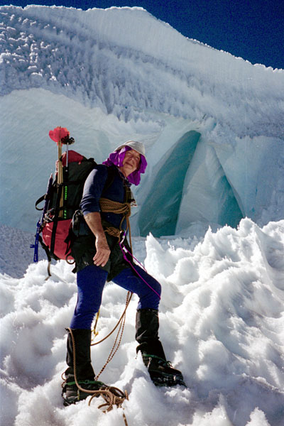On a traverse on the icefall below the summit dome 